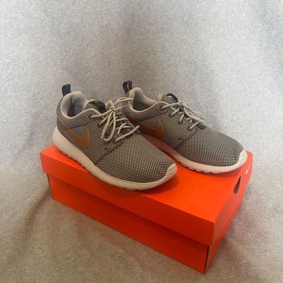 Nike Roshe - Picture 1 of 3